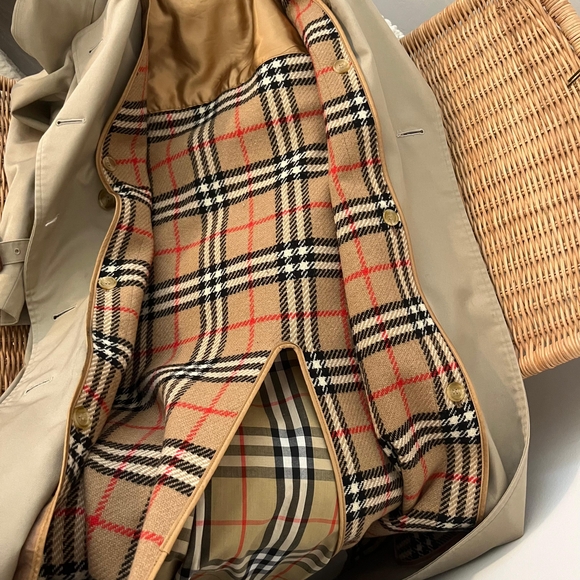 Burberry Trench Coat with Removable Wool Lining - Picture 9 of 16